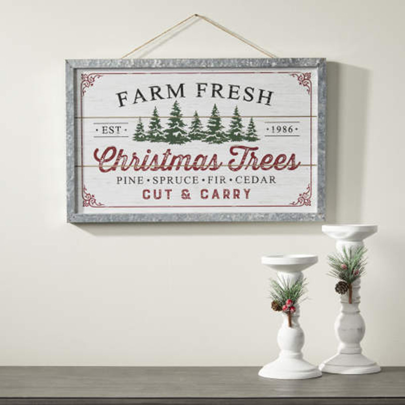 Závesná nástenná dekorácia s rámom 'Farm Fresh Christmas Trees'.